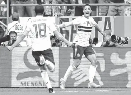  ?? REUTERS ?? A grito pelado, "Chicharito" festeja el segundo gol ante Corea. Guardado llega para abrazarlo. México está que explota...