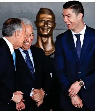  ??  ?? You’re having a laugh: Cristiano Ronaldo and Portuguese dignitarie­s see funny side of statue (above), while (far left)a teenager takes a selfie