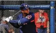  ?? Karen Warren / Houston Chronicle ?? El cubano Yulieski Gurriel, durante una práctica de bateo en el reciente campamento de primavera de los Astros en West Palm Beach, Florida.