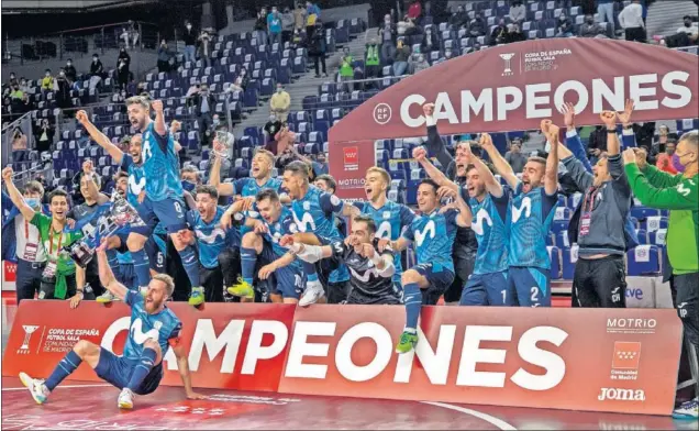  ??  ?? Los jugadores y el cuerpo técnico del Inter Movistar celebran la Copa de España sobre la pista tras golear al Barça, anterior campeón, ayer en el WiZink Center de Madrid.