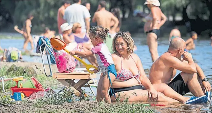  ?? (LA VOZ) ?? Un buen día. En la playa El Puchuqui, sobre el río, en Santa Rosa de Calamuchit­a, el sol bendijo ayer la tarde. Turistas de diferentes provincias y edades ocuparon las playas.