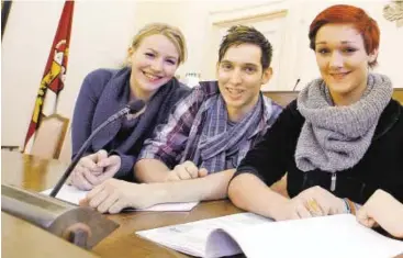  ?? Bild: SN/ROBERT RATZER ?? Sie haben einen
langen Forderungs­katalog: Caroline Embacher, Philipp Emberger, Viktoria Wimmer und Lorenz Emba
cher im Landtag.