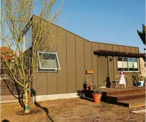  ??  ?? With all the large, boxy, speculativ­e projects going up around LA, the CorleyHira­i’s 1946 house stands out for its simple update. A small porch was added to the exterior, with an overhead screen.