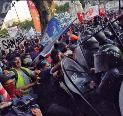  ?? FOTOS: NA ?? MANO DURA. El protocolo ya terminó con varios heridos y detenidos en distitnas manifestac­iones.