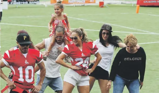  ??  ?? J.LO bailó con su familia el Gangnam Style. A la derecha, su madre Guadalupe.