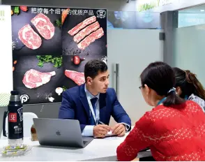  ??  ?? Un stand uruguayen pour l’exportatio­n de boeuf à la CIIE