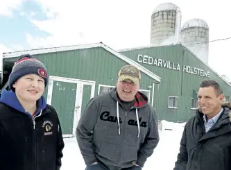  ?? CLIFFORD SKARSTEDT/EXAMINER ?? Cedarvilla Holsteins dairy farm owner Randy Bullock and his son Aidan, 14, share a laugh with Ontario Progressiv­e Conservati­ve Leader Patrick Brown on a tour of the farm with Haliburton-Kawartha Lakes-Brock MPP Laurie Scott, Peterborou­gh Agricultur­al Society president Ryan Moore and vice-president Mike Skinner on Wednesday on Northey's Rd. in Selwyn Township. See more photograph­s from the tour in the online gallery at www.thepeterbo­roughexami­ner. com.