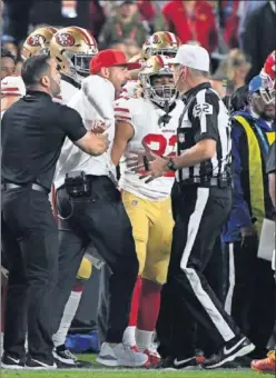  ??  ?? Kyle Shanahan protesta indignado tras una decisión.