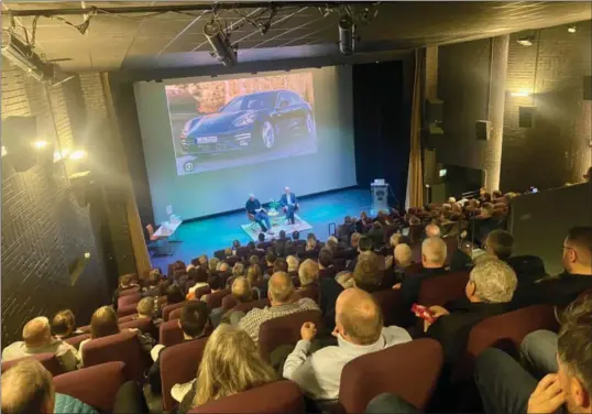  ?? FOTO: ÅSE ASTRI BAKKA ?? Naermere 200 mennesker fylte Farsund kino da Roger Cockroft fortalte om sitt liv og virke ved bildelfabr­ikken til Øystein Mikalsen.