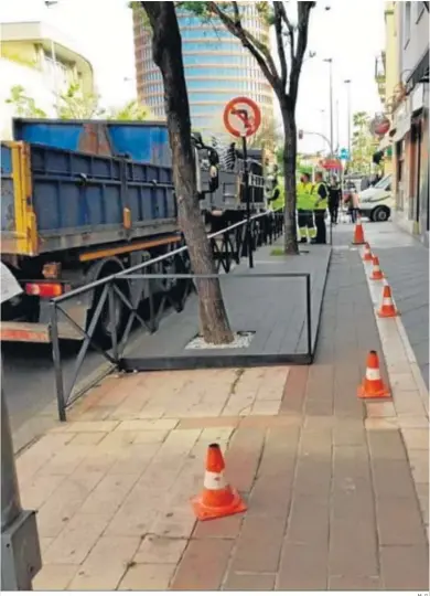  ?? M. G. ?? Varios operarios observan el mobiliario retirado de un bar enclavado en la Ronda de Triana.