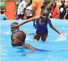  ?? — Picture : Tawanda Mudimu ?? Children cool themselves at the Commission­er General of Police funfair in Harare yesterday.