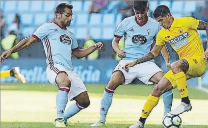  ??  ?? Hugo Mallo y Jozabed taponan a un jugador de la Roma. El Celta se ‘comió ‘al rival en una gran primera parte, en la que marcó los cuatro goles