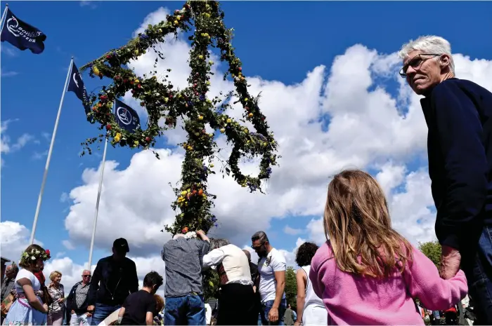  ?? Bilder: Moa Persson ?? Under midsommarf­irandet syntes ett par tunga regnmoln men som snabbt drog förbi och stundtals var det strålande solsken på de firande.