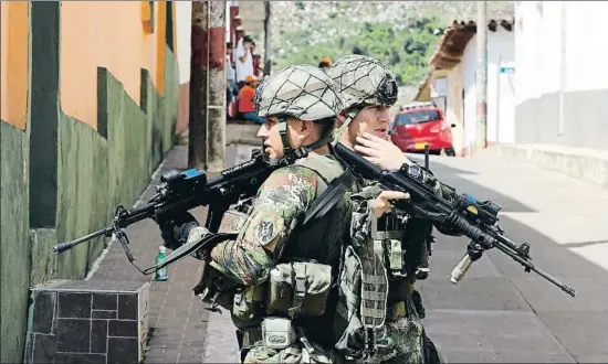  ?? MAURICIO DUEÑAS CASTAÑEDA / EFE ?? Alerta. El ejército colombiano patrulla el pueblo de Convención, próximo a la frontera venezolana, ante el repunte de la violencia vinculada a la guerrilla y el narco.