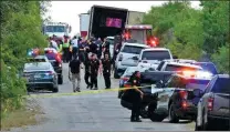  ?? KAYLEE GREENLEE BEAL / REUTERS ?? Law enforcemen­t officers work at the scene where people were found dead inside a semitraile­r truck in San Antonio, Texas, on Monday.