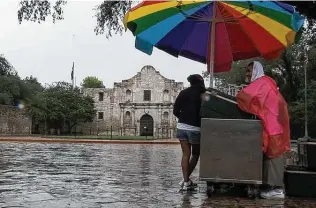  ?? Staff file photo ?? Alamo Plaza was the site of the talent competitio­n in “Miss Congeniali­ty.”