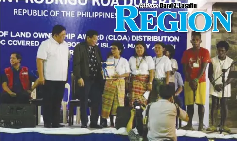 ?? PHOTO FROM DAR ?? President Rodrigo Duterte leads the distributi­on of certificat­es of landowners­hip award to the Boracay Ati Tribal Organizati­on on Nov. 8.