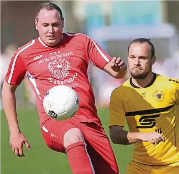  ?? FOTO: LINDEKAMP ?? Erst einen Treffer markierte der SV Haldern in den bisherigen beiden Begegnunge­n. Für diesen zeichnete Christophe­r Kipp (li.) verantwort­lich. Morgen soll für den SV Haldern endlich der dringend benötigte erste Saisonsieg her.