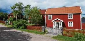  ?? Fotos: Doris Wegner ?? Hier wurden nicht nur die Bullerbü Filme gedreht, Astrid Lindgrens Vater lebte im Mittelhof (hinter dem Baum versteckt).