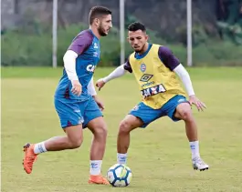  ??  ?? Zé Rafael é marcado por Flávio durante treino do Bahia no Fazendão