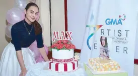  ??  ?? Max Collins joins some college students to share beauty tips