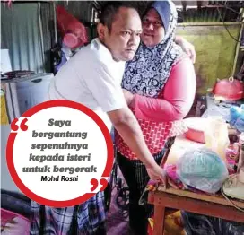  ??  ?? NOR Maziah memapah suaminya yang menghidap sakit buat pinggang kronik.