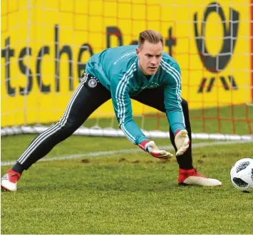  ?? Foto: Ina Fassbender, dpa ?? Marc André ter Stegen hat von Joachim Löw eine Einsatzgar­antie für das Spiel heute gegen Spanien erhalten. Für den Torwart geht es auch darum, die Öffentlich­keit zu überzeugen.