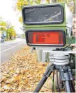  ?? ARCHIVFOTO: ROLAND RASEMANN ?? Die Verkehrsbe­hörde hat in Bad Schussenri­ed mobile Blitzer aufgestell­t.