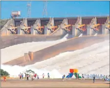  ??  ?? La caída en la producción de la central hidroeléct­rica de Itaipú impactará en el precio final de la energía.