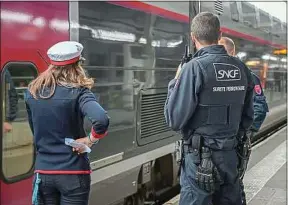  ??  ?? Les agents de la SNCF refusent d’être qualifiés de « privilégié­s ».