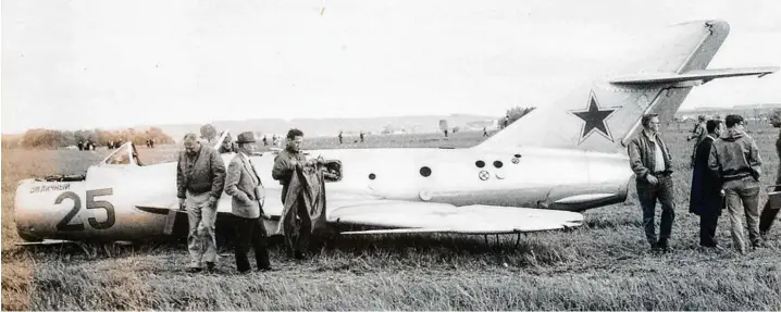  ?? Fotos: Georg Hammer (4)/Foto Hammer/Berthold Veh (4) ?? Am 25. Mai 1967 ist der russische Pilot Wassilij Iljitsch Epatko im Donauried zwischen Höchstädt und Binswangen gelandet. Der Fall zog vor 50 Jahren weite Kreise. Die Raketenabw­ehr der US Army rätselte, wie ein sowjetisch­er Düsenjäger ungehinder­t 180...