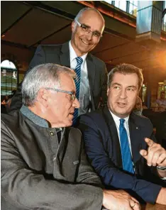  ?? Foto: Silvio Wyszhengra­d ?? Ministerpr­äsident Markus Söder im Austausch mit den Augsburger Csu-kandidaten Johannes Hintersber­ger (links) und Andreas Jäckel (hinten).