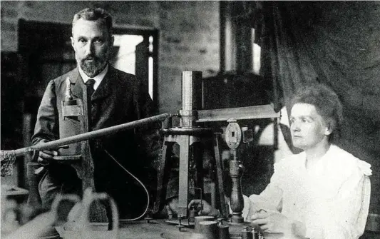  ?? BILD: SN/WIKIPEDIA ?? Marie Curie mit ihrem Weggefährt­en Pierre bei der Arbeit im Labor.