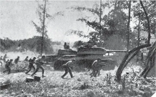  ??  ?? Sobre estas líneas, la invasión de Bahía de Cochinos en 1961, uno de los más sonoros fracasos de la CIA contra la Cuba de Castro.
Abajo, Fulgencio Batista delante de un mapa de la zona de Sierra Maestra, donde Castro se hizo fuerte con la guerra de guerrillas.