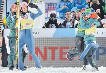  ?? FOTO: DPA ?? Das sechste Gold für den Deutschen Skiverband – gemeinsam ersprungen und bejubelt von Markus Eisenbichl­er, Karl Geiger, Juliane Seyfarth und Katharina Althaus (von links nach rechts).