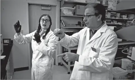  ?? TERRENCE ANTONIO JAMES/CHICAGO TRIBUNE PHOTOS ?? Purdue University grad student Emma Lendy talks with Andy Mesecar, an expert in biochemist­ry and gene therapy, in April in West Lafayette, Indiana.