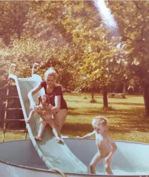  ??  ?? Violette Huisman (debout), avec sa soeur Elsa, et leur mère, à Valmondois, en 1982.