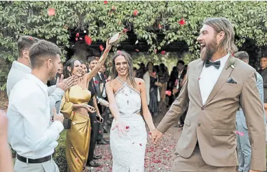  ?? ?? Paula Pereyra y Stuart Thurlby, justo después de casarse en Bodega Renacer (izq.); vista aérea de una ceremonia de casamiento en Bodegas Salentein