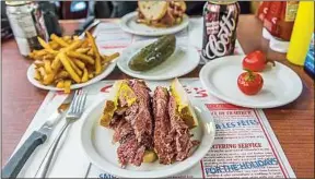  ??  ?? Le smoked meat, ici chez Schwartz’s, est typiquemen­t montréalai­s.