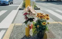  ?? (LaPresse/ Cavicchi Fotogramma) ?? La tragediaUn mazzo di fiori per ricordare Mauro Rossi e la madre Annina Breggia falciati mercoledì in via Lamaromora da un motociclis­ta che guidava alterato (è risultato positivo a alcol e droga). La disperazio­ne della moglie di Mauro, accanto al corpo del marito