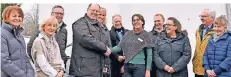  ?? FOTO: CARSTEN PREIS ?? Das Königshaus um Arno und Renate Lietz traf sich mit Kinderhaus-Leiterin Anke Burka und Vertretern des AKH zur Spendenübe­rgabe.