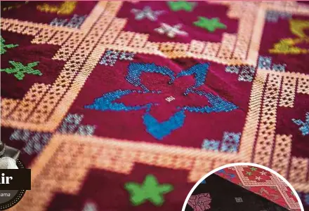  ?? BERNAMA PIX ?? (Top) Negri Sembilan’s songket features motifs inspired by carvings and plants. (Right) The iconic Bunga Lado (pepper flower) motif.