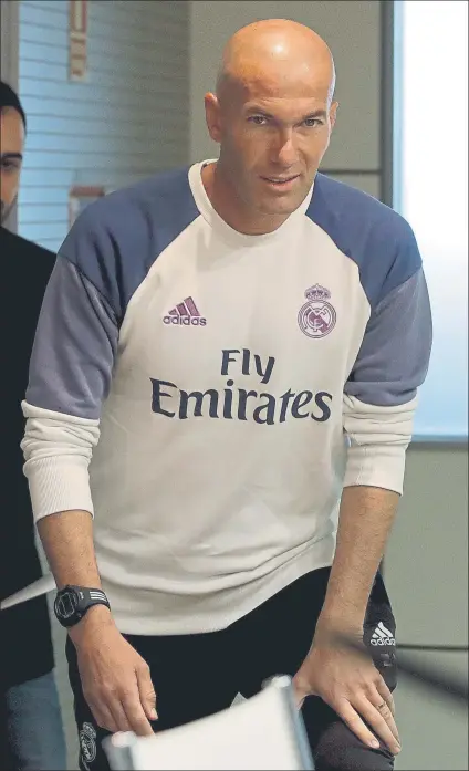  ?? FOTO: EFE ?? Zinedine Zidane El técnico del Real Madrid habló ayer sobre los distintos temas de la actualidad del equipo blanco