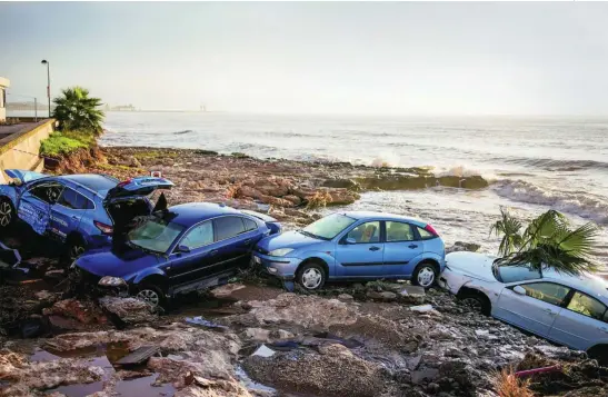  ?? AP PHOTO/JOAN MATEU ?? Varios vehículos atrapados por las lluvias torrencial­es que cayeron en Alcanar, Tarragona