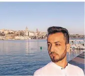  ?? FOTO: DPA ?? Hussein steht in Istanbul am Ufer des Bosporus.