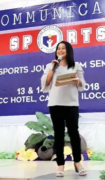  ?? PSC ?? HOW TO COVER THE PALARONG PAMBANSA. Sun.Star Davao Sports Editor Marianne L. Saberon-Abalayan briefs some 200 campus writers and their advisers on how to cover the Palarong Pambansa 2018 during the second and final day of the “Communicat­e Sports”...
