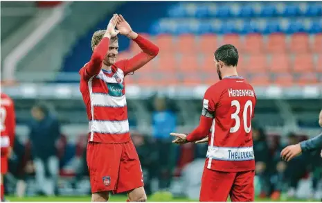  ?? Foto: Eibner ?? So kann’s weitergehe­n. Oliver Hüsing (links) und Norman Theuerkauf klatschen nach dem Sieg über Hannover ab.