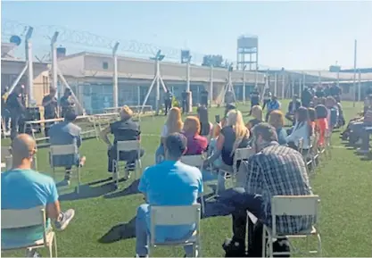  ??  ?? Talleres. Hay docentes voluntario­s y otros convocados por el Centro Universita­rio San Martín (CUSAM).