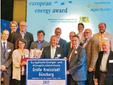  ?? Foto:Georg Weißhaupt/Stadt Günzburg ?? Oberbürger­meister Gerhard Jauernig (unten Mitte) hat in Begleitung des Energie teams für die Stadt Günzburg die Auszeichnu­ng „European Energy Award“des Um weltminist­eriums entgegenge­nommen.