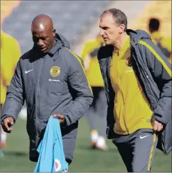  ?? Isithombe: BACKPAGEPI­X ?? UMQEQESHI obambile kwiKaizer Chiefs, uPatrick Mabedi, ekhuluma nomqeqeshi osanda kufika uGiovanni Solinas okuthiwa ubengakawu­qali umsebenzi wakhe ngokusemth­ethweni